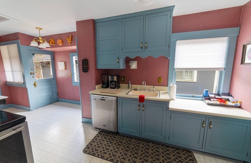 Broadmoor House | Beautiful Cheyenne Cañon Retreat with Hot Tub, Walk To Broadmoor Hotel & Trails.