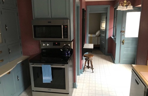 Broadmoor House | Beautiful Cheyenne Cañon Retreat with Hot Tub, Walk To Broadmoor Hotel & Trails.