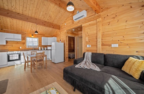 Smiths Corner Cottage | Beautiful Cottage w/Firepit Bbq,close to lakes,vineyards,zipline & Ski Martock