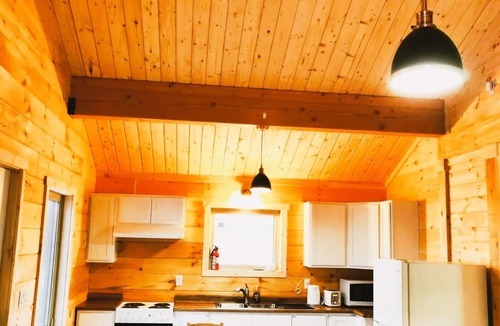 Smiths Corner Cottage | Beautiful Cottage w/Firepit Bbq,close to lakes,vineyards,zipline & Ski Martock