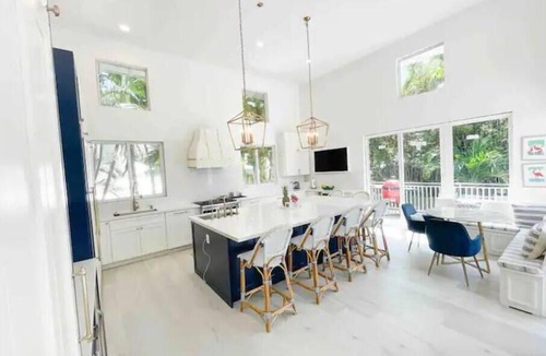 Key Biscayne House | Beautiful coastal style home in Key Biscayne