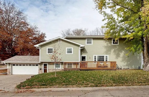 Pella House | Beautiful, comfortable, space close to town. Accommodates large group bookings!