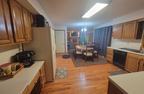 Urbandale House | Beautiful comfy five bedroom home sleeps 11+