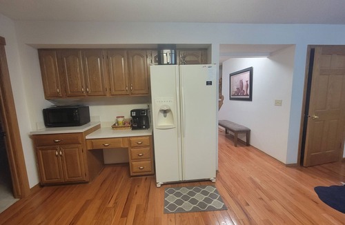 Urbandale House | Beautiful comfy five bedroom home sleeps 11+