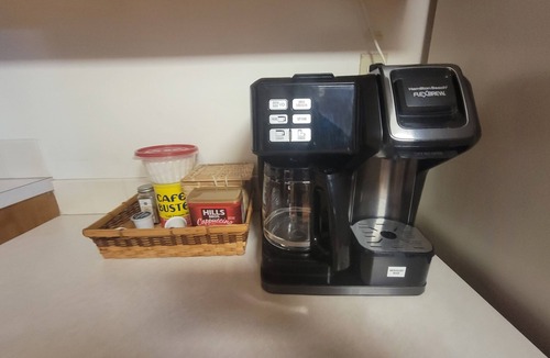 Urbandale House | Beautiful comfy five bedroom home sleeps 11+