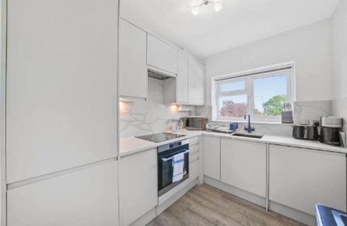 East Acton Apartment | Beautiful & Comfy Acton Gem ~ King Beds ~ Parking!