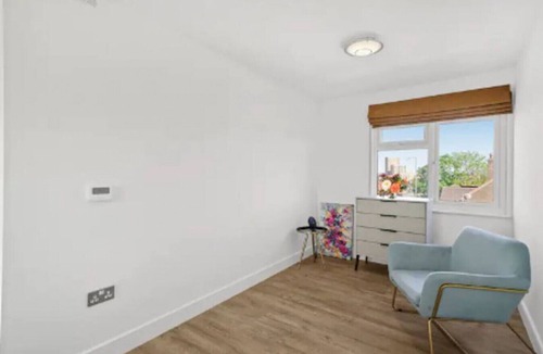 East Acton Apartment | Beautiful & Comfy Acton Gem ~ King Beds ~ Parking!