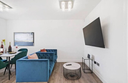 East Acton Apartment | Beautiful & Comfy Acton Gem ~ King Beds ~ Parking!