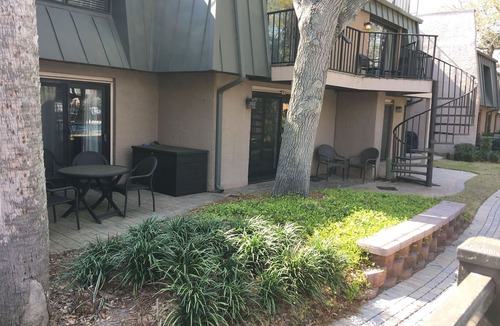 Hilton Head Island Condo | Beautiful Condo in Beachfront Complex with Heated Pool