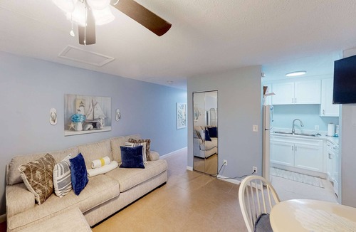El Centro Beach Apartment | Beautiful condo located on the beach - close to attractions, pool & Hot tub
