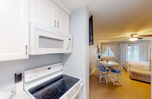 El Centro Beach Apartment | Beautiful condo located on the beach - close to attractions, pool & Hot tub