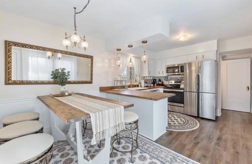 Geneva Condo | - Beautiful Condo - King Bed - Free Waffle Breakfast -