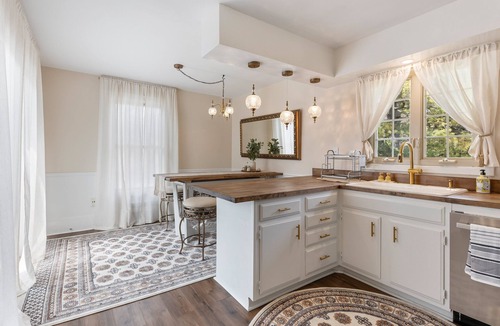 Geneva Condo | - Beautiful Condo - King Bed - Free Waffle Breakfast -