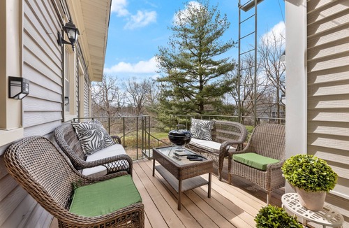 Geneva Condo | - Beautiful Condo - King Bed - Free Waffle Breakfast -