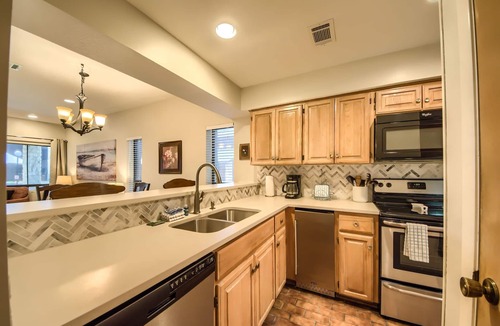 New Braunfels Condo | Beautiful condo with direct access to the Comal River! Pool, Hot Tub!