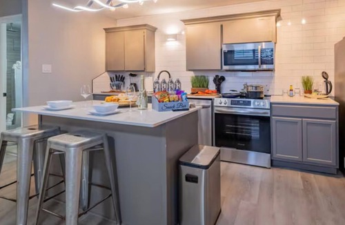 Lawton Apartment | Beautiful Contemporary Suite #05