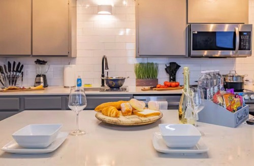 Lawton Apartment | Beautiful Contemporary Suite #05