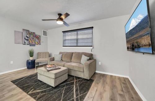 Lawton Apartment | Beautiful Contemporary Suite #02
