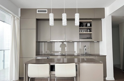 Wellington Place Apartment | Beautiful Corner Flat in the Heart of Toronto