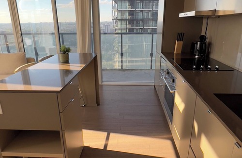 Wellington Place Apartment | Beautiful Corner Flat in the Heart of Toronto