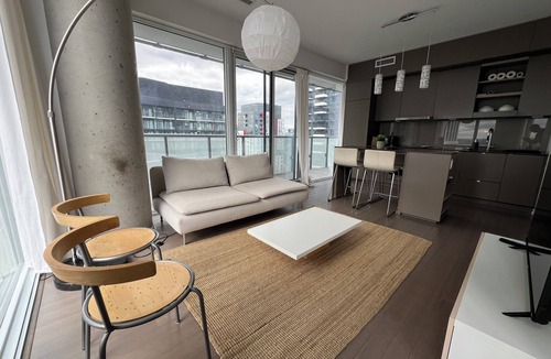 Wellington Place Apartment | Beautiful Corner Flat in the Heart of Toronto