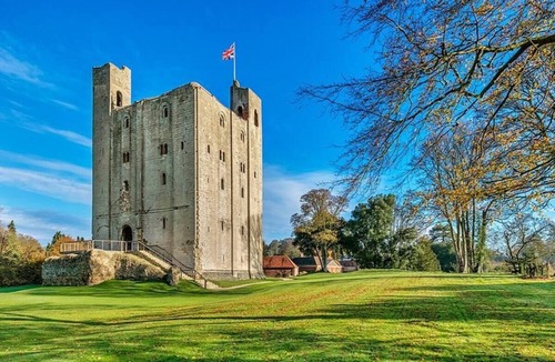 Halstead House | Beautiful Cottage opposite the Castle!