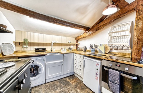 Broughton Hackett Cottage | Beautiful Cottage with Parking
