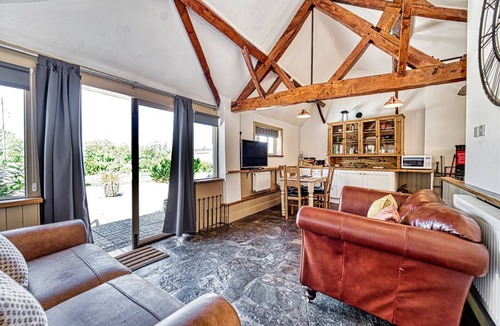 Broughton Hackett Cottage | Beautiful Cottage with Parking