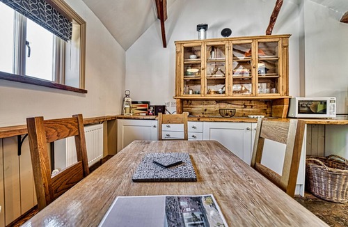 Broughton Hackett Cottage | Beautiful Cottage with Parking