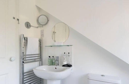 Milton Keynes House | Beautiful cottage style 3-bed, Free Parking, Wi-Fi