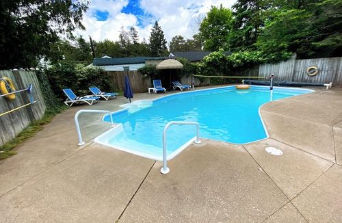 Sauble Beach Cottage | Beautiful cottage located just steps from the main beach
