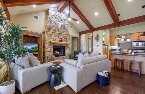 Leander Cottage | Beautiful Cottage in Hollows Resort - Pools, Restaurant, Fitness, Pickle Ball, Hill Country Views