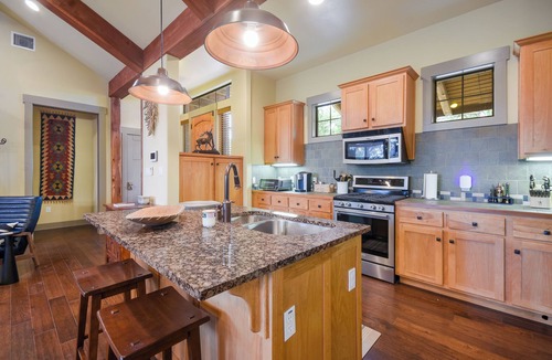 Leander Cottage | Beautiful Cottage in Hollows Resort - Pools, Restaurant, Fitness, Pickle Ball, Hill Country Views
