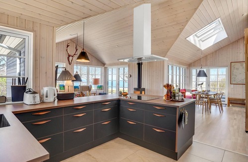 Allingabro House | Beautiful cottage on open land directly on the beach.