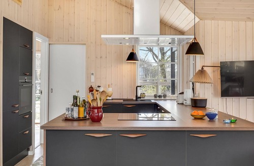 Allingabro House | Beautiful cottage on open land directly on the beach.