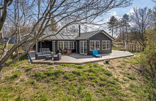 Allingabro House | Beautiful cottage on open land directly on the beach.