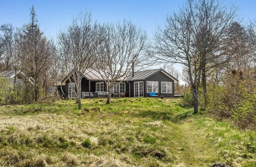 Allingabro House | Beautiful cottage on open land directly on the beach.