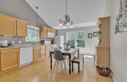 Taylorsville Cottage | Beautiful cottage with a lake view!