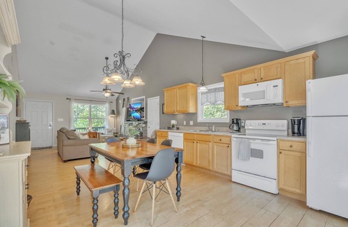 Taylorsville Cottage | Beautiful cottage with a lake view!