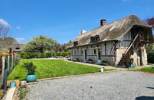 Annebault Cottage | Beautiful cottage with heated pool, sleeps 8