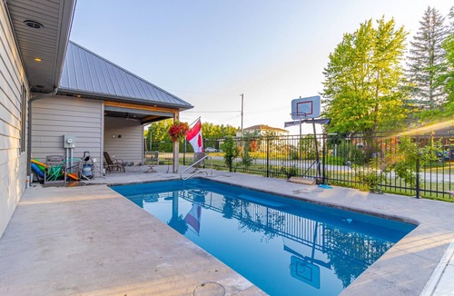 Dashwood Cottage | Beautiful cottage with spectacular lake views, heated pool & shared beach access