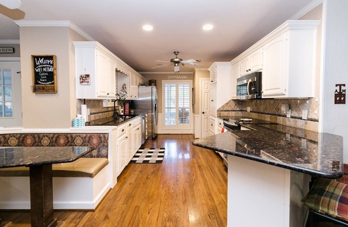 Valley Mills House | Beautiful Country Home Minutes from Magnolia & Baylor Pool HotTub River Front