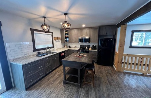 Purdy Cottage | Beautiful Cozy 3 Bedroom Cottage on the Lake