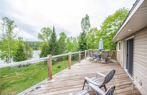 Purdy Cottage | Beautiful Cozy 3 Bedroom Cottage on the Lake