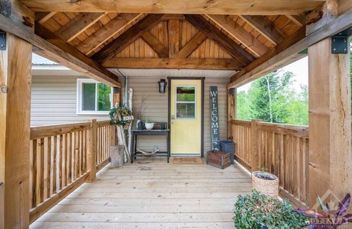 Purdy Cottage | Beautiful Cozy 3 Bedroom Cottage on the Lake