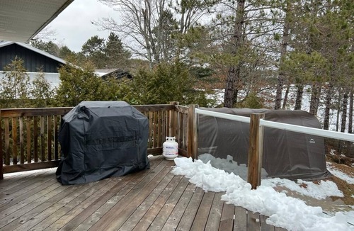 Purdy Cottage | Beautiful Cozy 3 Bedroom Cottage on the Lake