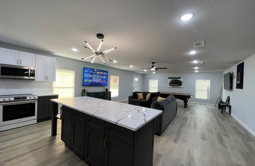Orange House | Beautiful cozy 4 bedroom home