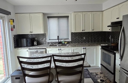 Barrie House | Beautiful, cozy and peaceful 2-bedroom and 1.5 bath home in Barrie