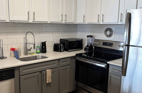 Forest Park Apartment | BEAUTIFUL COZY APARTMENT