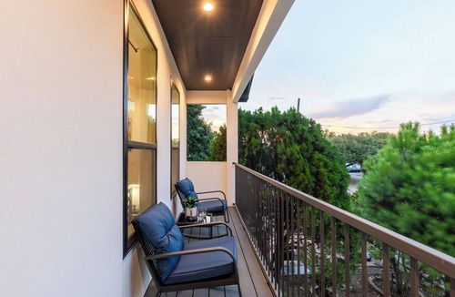 West Dallas House | Beautiful, Cozy, Contemporary 4BR near Downtown Dallasn